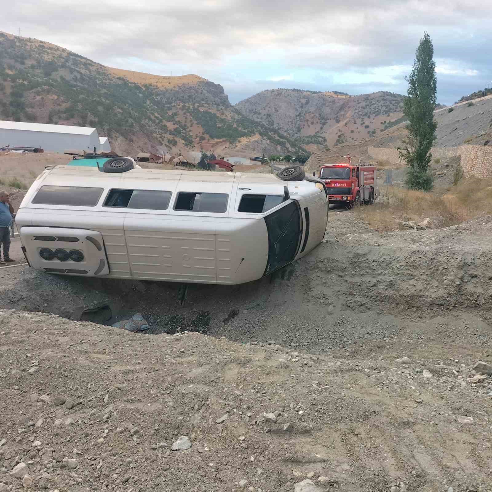 Malatya&rsquo;da tarım iş&ccedil;ilerini taşıyan minib&uuml;s devrildi