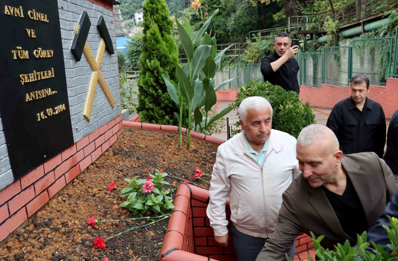 Avni Cinel t&ouml;renle anıldı