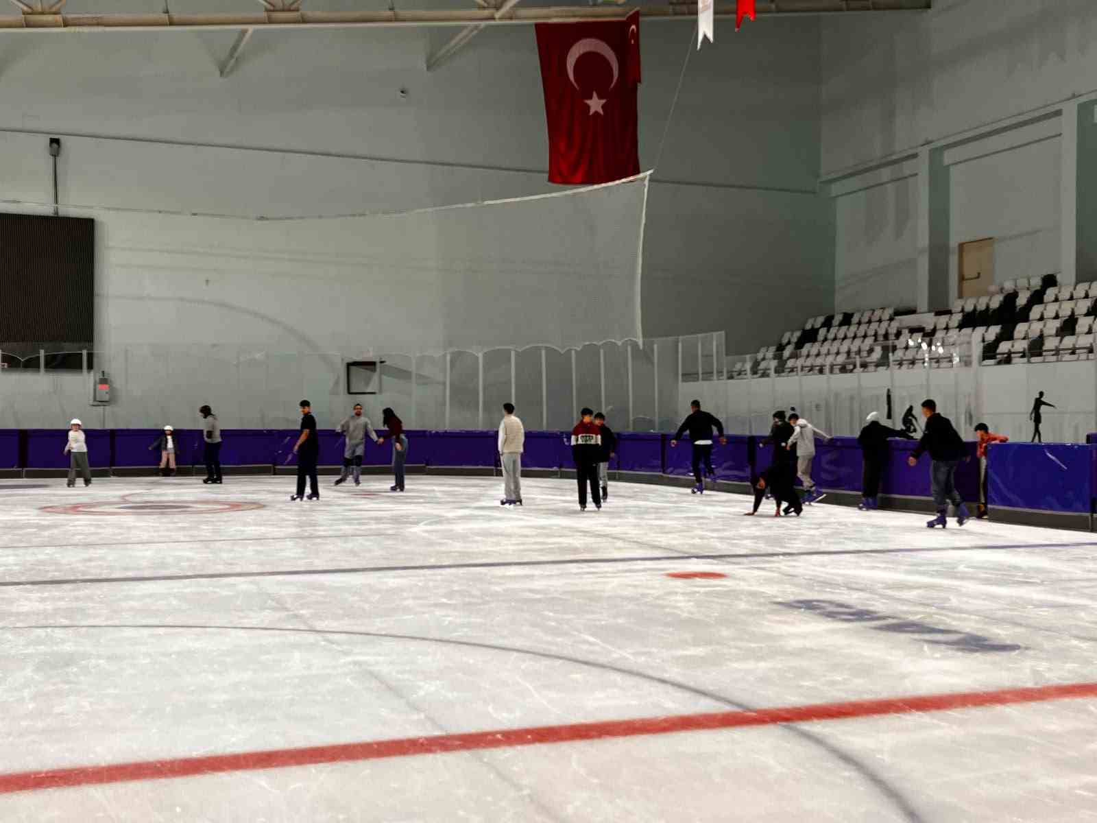 Kars&rsquo;ta buz pistinde hareketli g&uuml;nler: Halk seansları devam ediyor