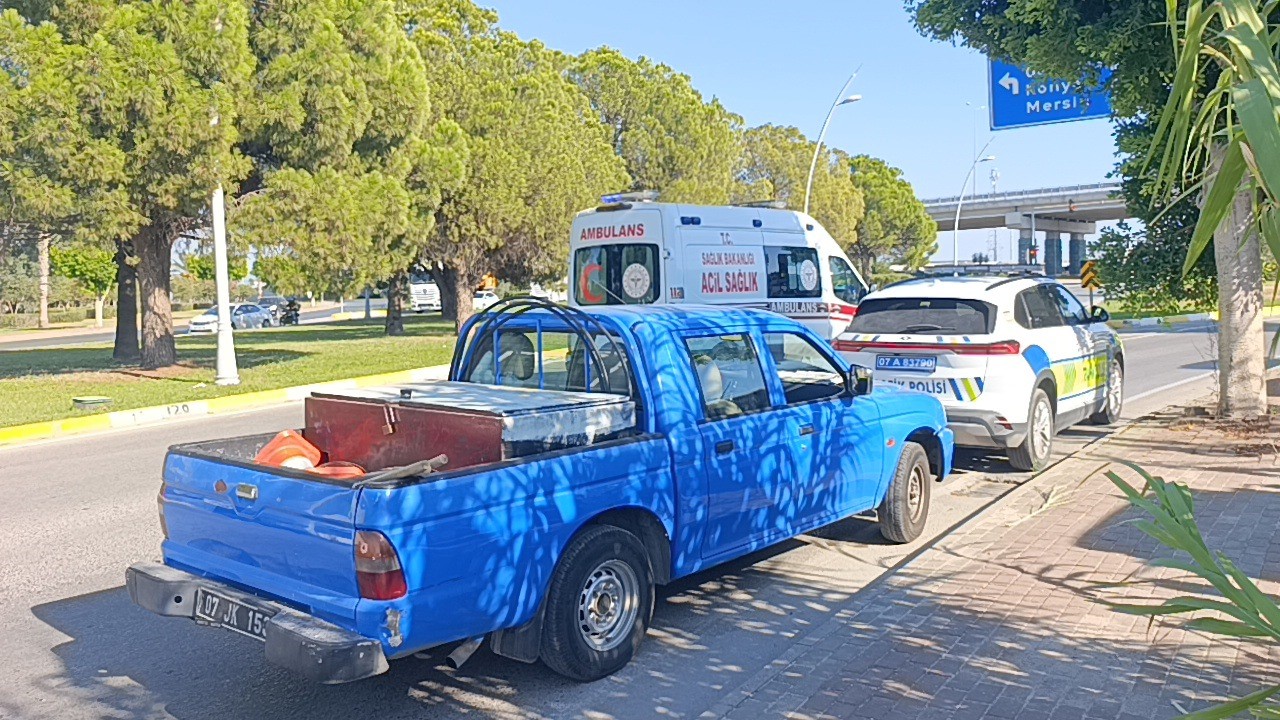Manavgat&rsquo;ta zincirleme kaza: Motosiklet s&uuml;r&uuml;c&uuml;leri yaralandı