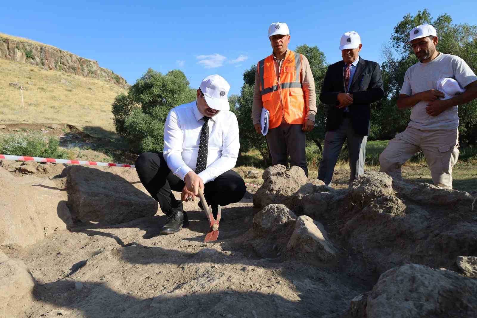 Rekt&ouml;r Hacım&uuml;ft&uuml;oğlu, Parmaksız Kale h&ouml;y&uuml;k kazı alanında incelemelerde bulundu