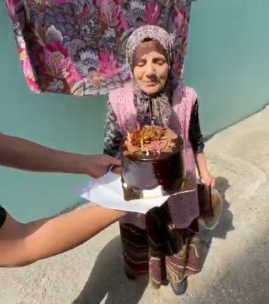 Samsun&rsquo;da yaşlılara doğum g&uuml;n&uuml; s&uuml;rprizi: B&uuml;y&uuml;klerin y&uuml;z&uuml; pasta ile g&uuml;l&uuml;yor
