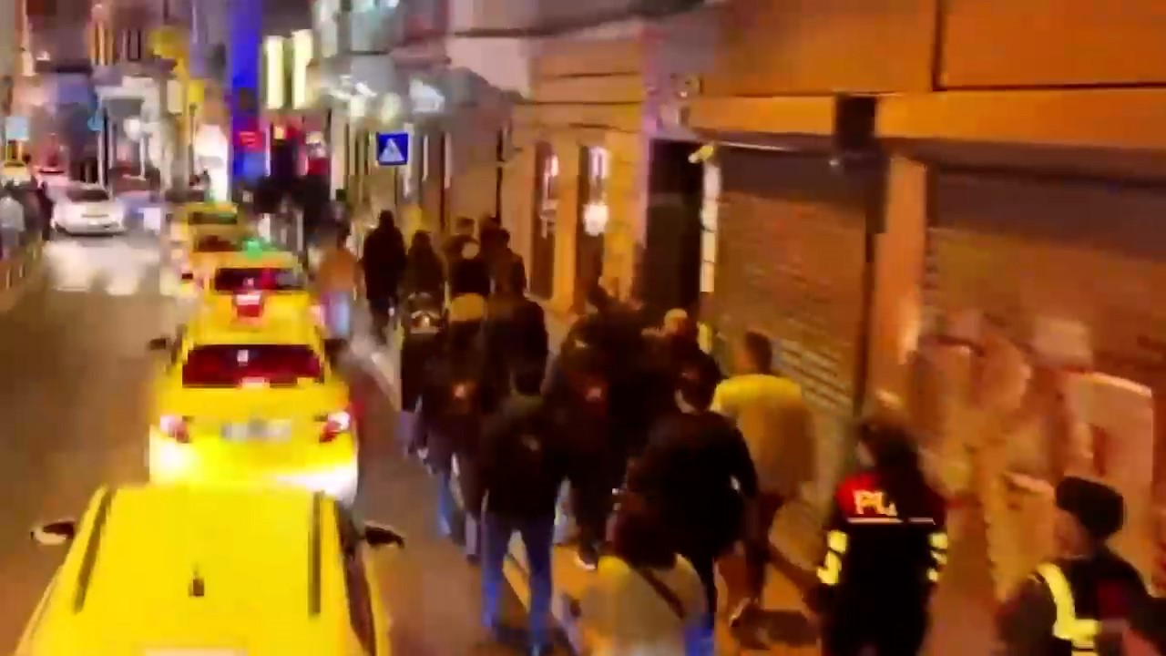 Beyoğlu’nda dilenci ve hanutçulara yönelik denetim: 610 kişinin GBT’si sorgulandı, 11 aranan şahıs yakalandı