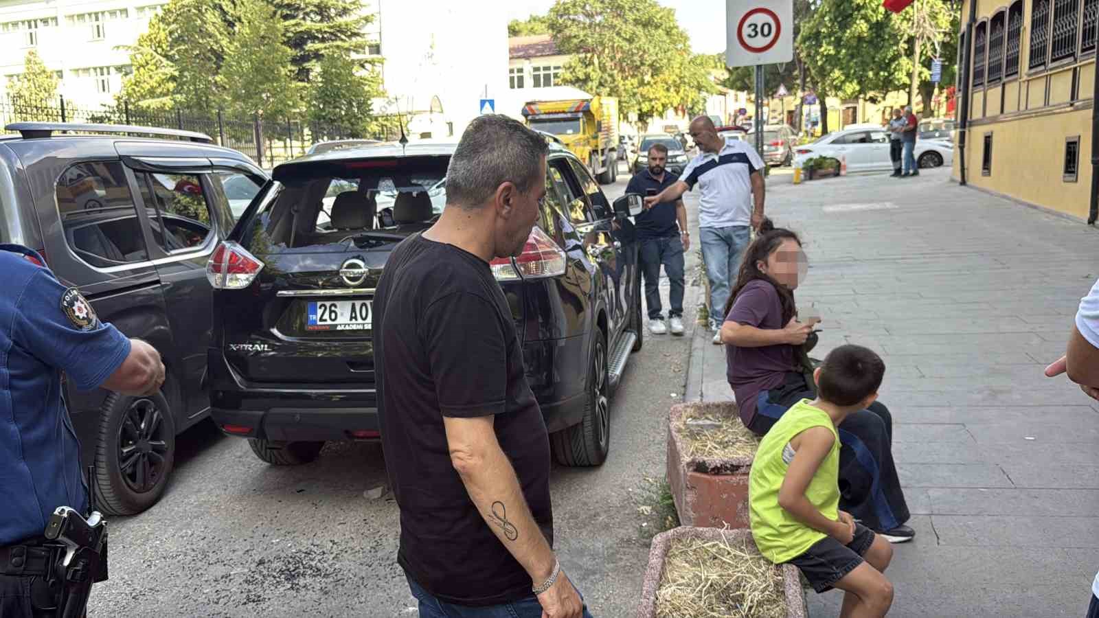 Eskişehir&rsquo;de trafikte yol verme kavgası: Taşla camını kırdıkları aracın s&uuml;r&uuml;c&uuml;s&uuml;n&uuml; darbettiler