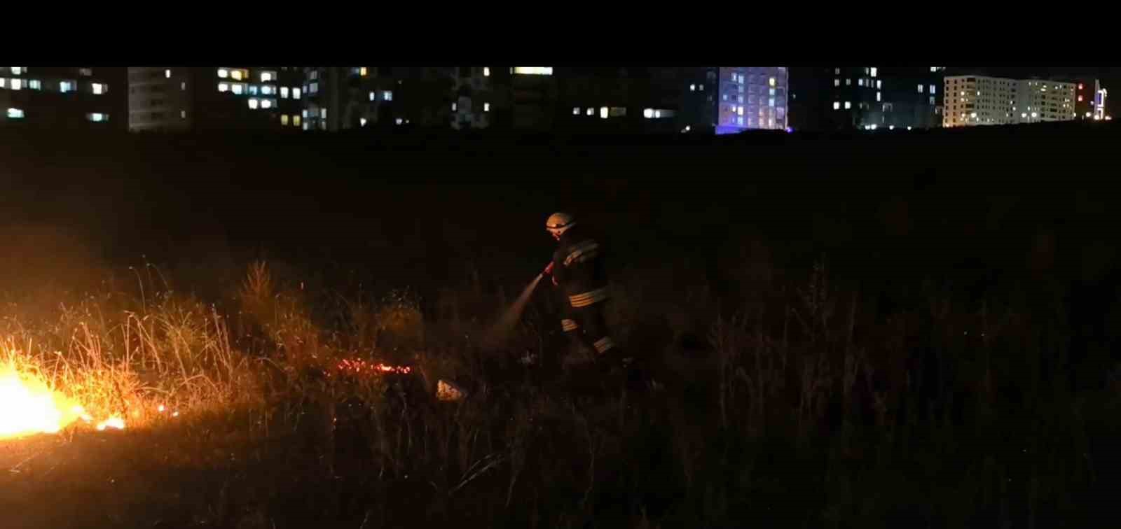 Erzurum&rsquo;da kuru ot yangınına itfaiye m&uuml;dahale etti