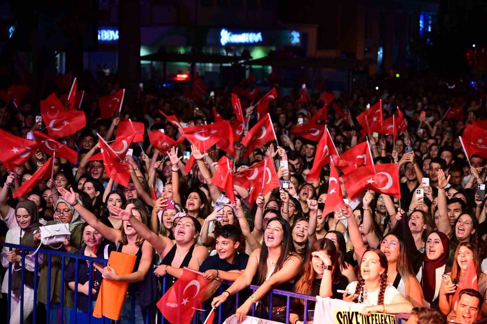 S&ouml;ke&rsquo;de kurtuluş g&uuml;n&uuml;nde &uuml;nl&uuml; sanat&ccedil;ı sahne aldı