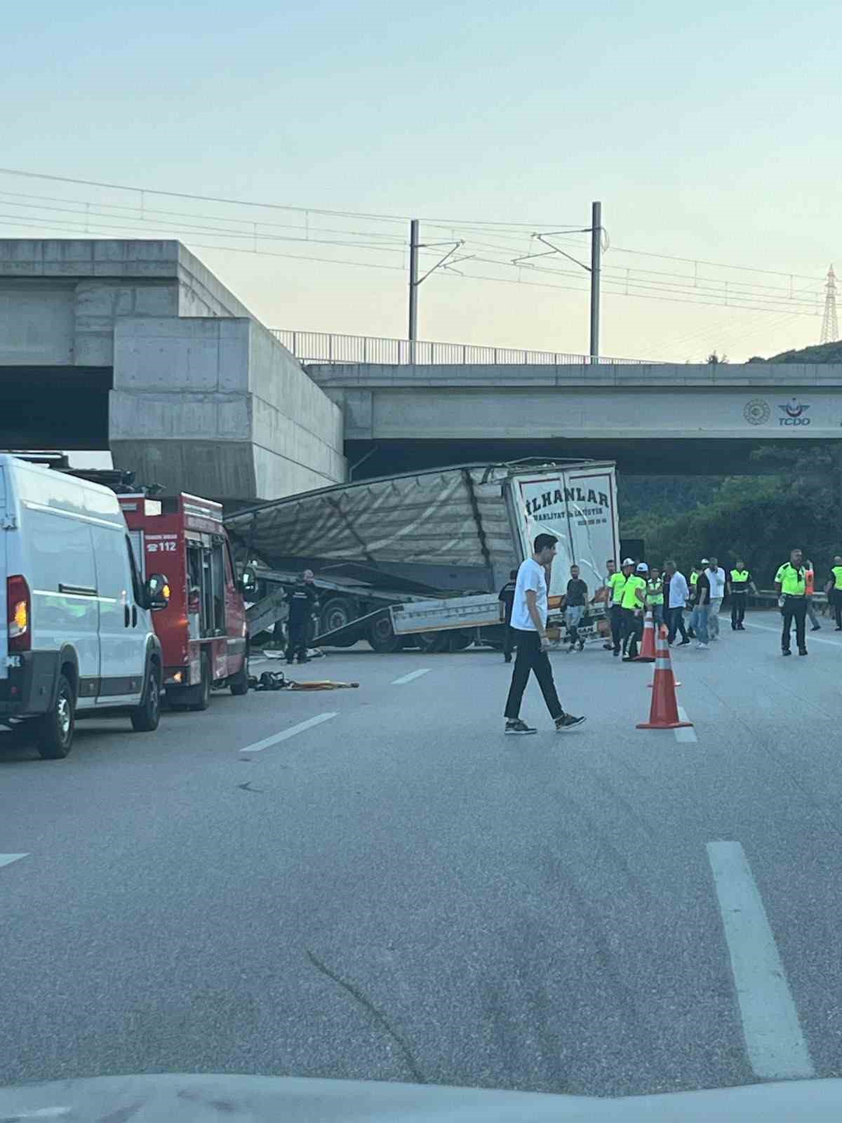 Su y&uuml;kl&uuml; tır hızlı tren k&ouml;pr&uuml;s&uuml; ayağına &ccedil;arptı : S&uuml;r&uuml;c&uuml; hayatını kaybetti