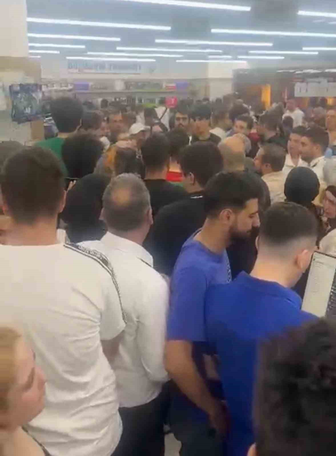 Diyarbakır&rsquo;da mağaza a&ccedil;ılışında izdiham