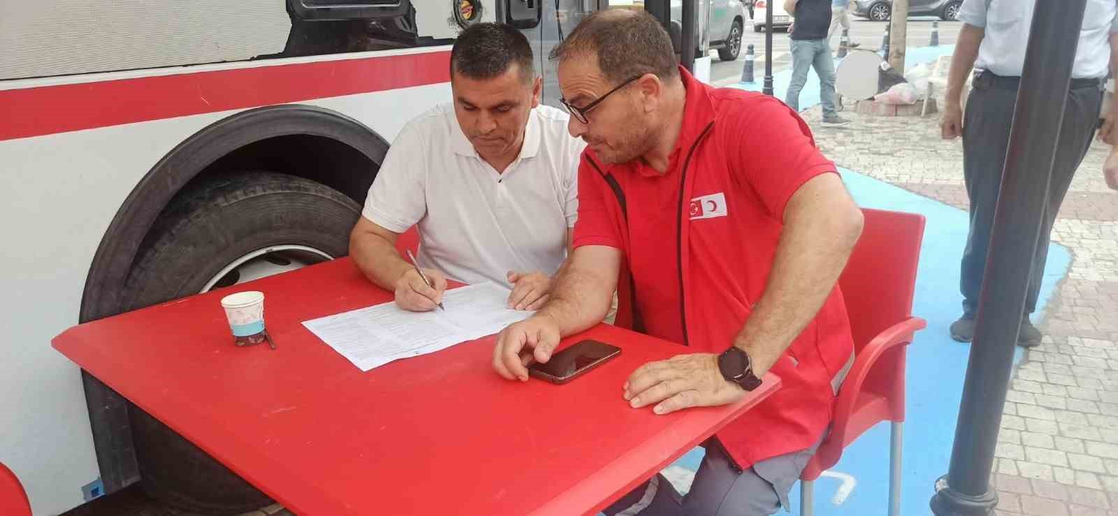 Devrekli muhtarlardan Kızılay&rsquo;a kan bağışı