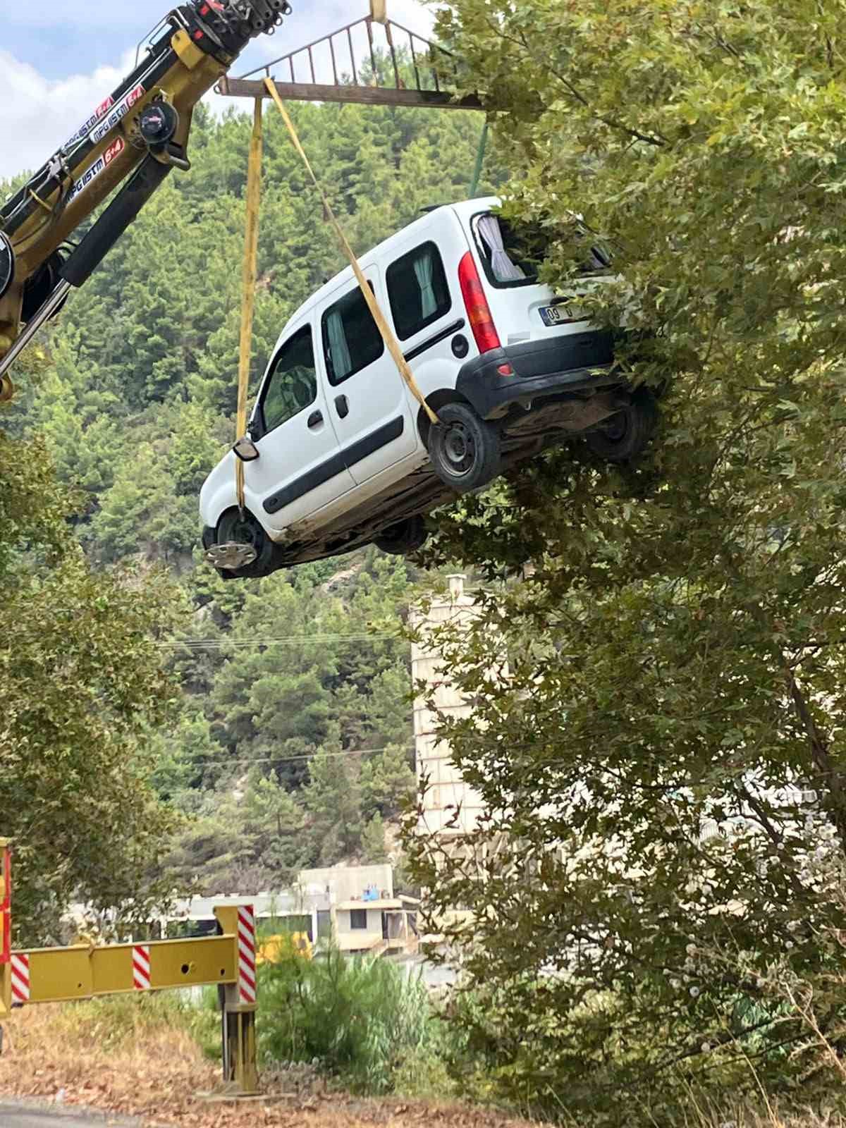 Alanya&rsquo;da ara&ccedil; şarampole yuvarlandı: 3 yaralı