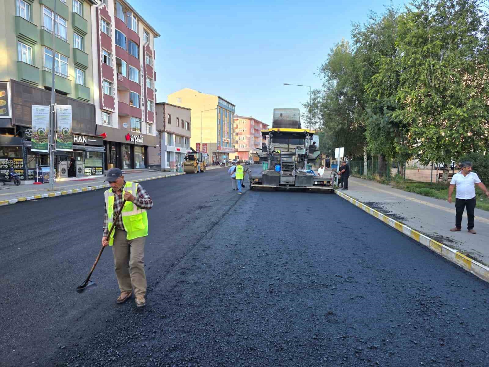 Ardahan Belediyesinin asfalt serim &ccedil;alışmaları devam ediyor