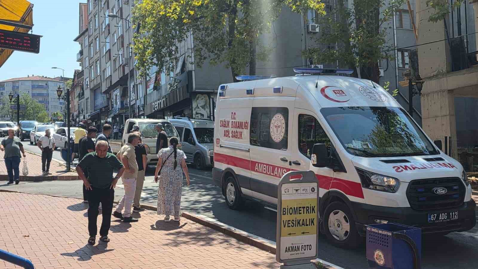 Ereğli&rsquo;de yolun karşısına ge&ccedil;mek isteyen yayaya ara&ccedil; &ccedil;arptı: 1 yaralı