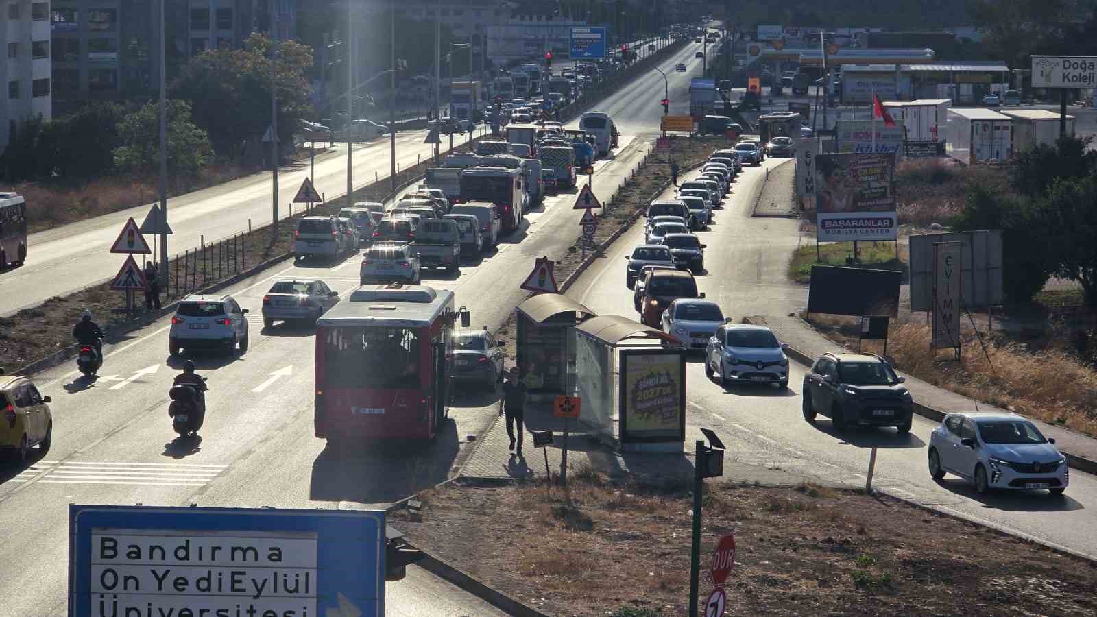 Bandırma&rsquo;da trafik yoğunluğu s&uuml;r&uuml;c&uuml;lere zor anlar yaşatıyor