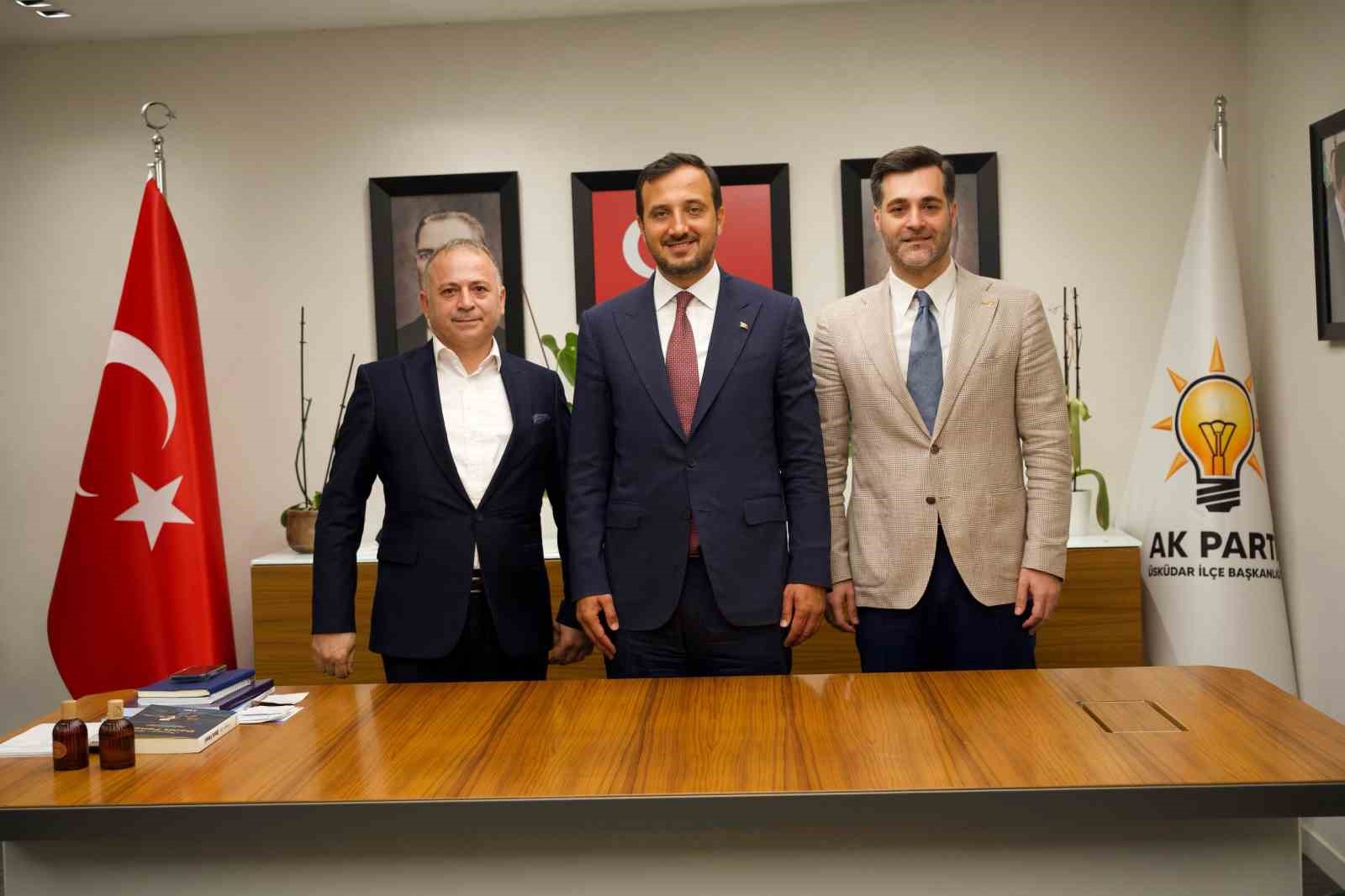 &Uuml;sk&uuml;dar&rsquo;da 4 CHP&rsquo;li meclis &uuml;yesi AK Parti&rsquo;ye katıldı