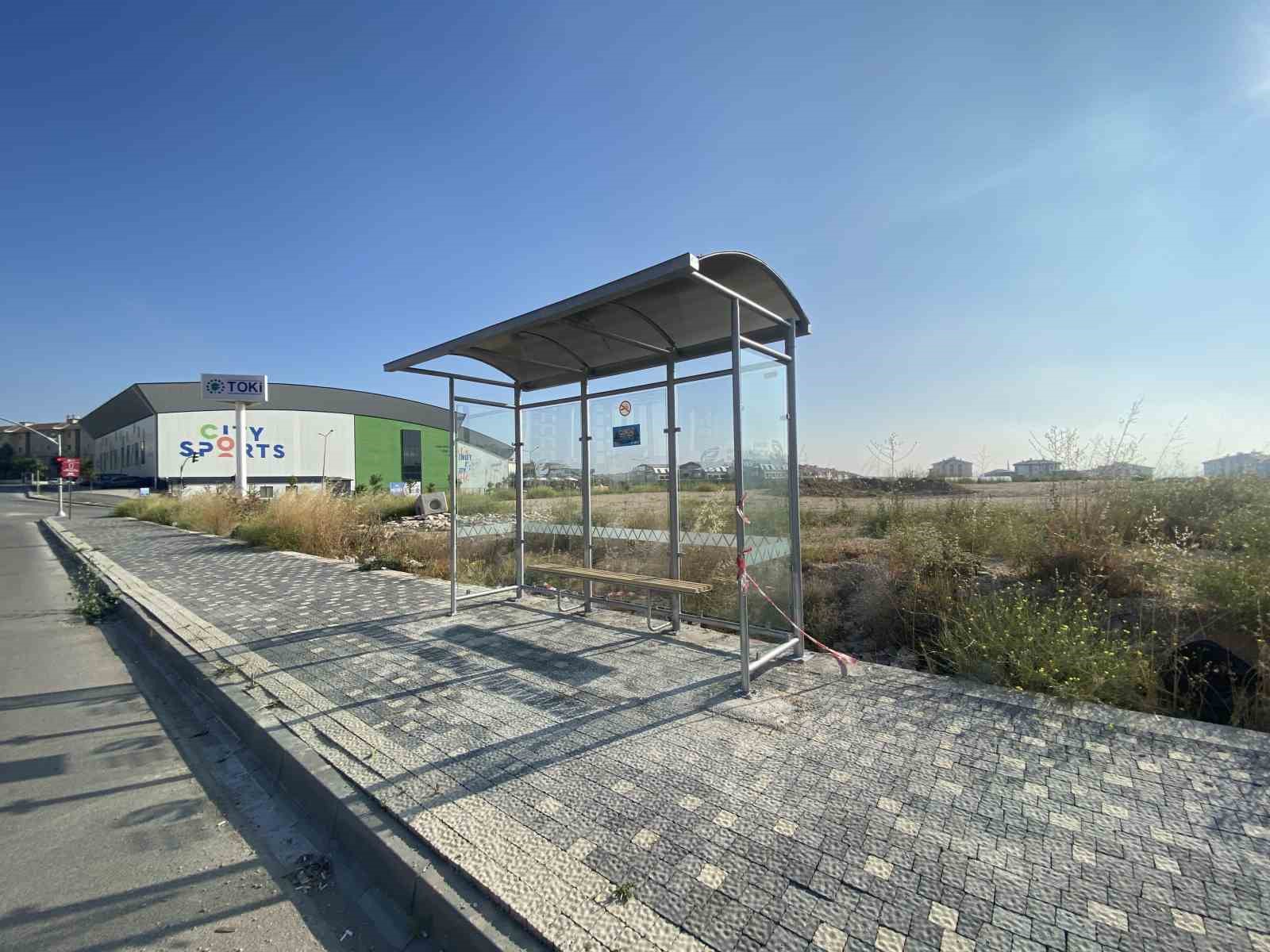 Vatandaşların tepkisi sayesinde bank gitti yerine otob&uuml;s durağı geldi