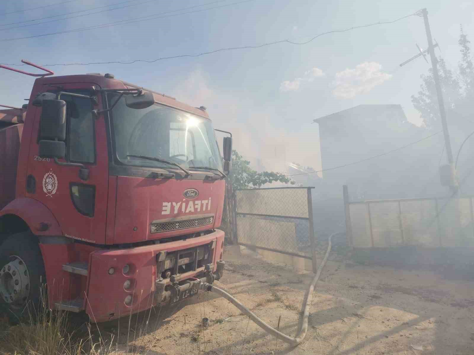 Arazideki odunların tutuşması sonucu yangın &ccedil;ıktı
