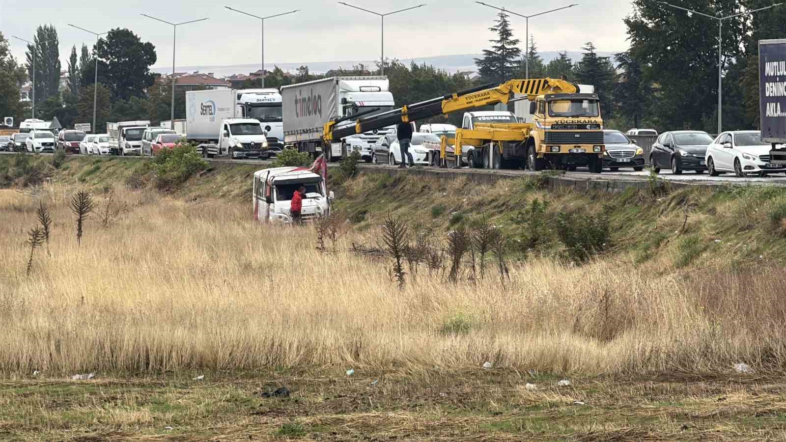 Kazaya karışan minib&uuml;s tarlaya u&ccedil;tu, 1 kişi yaralandı