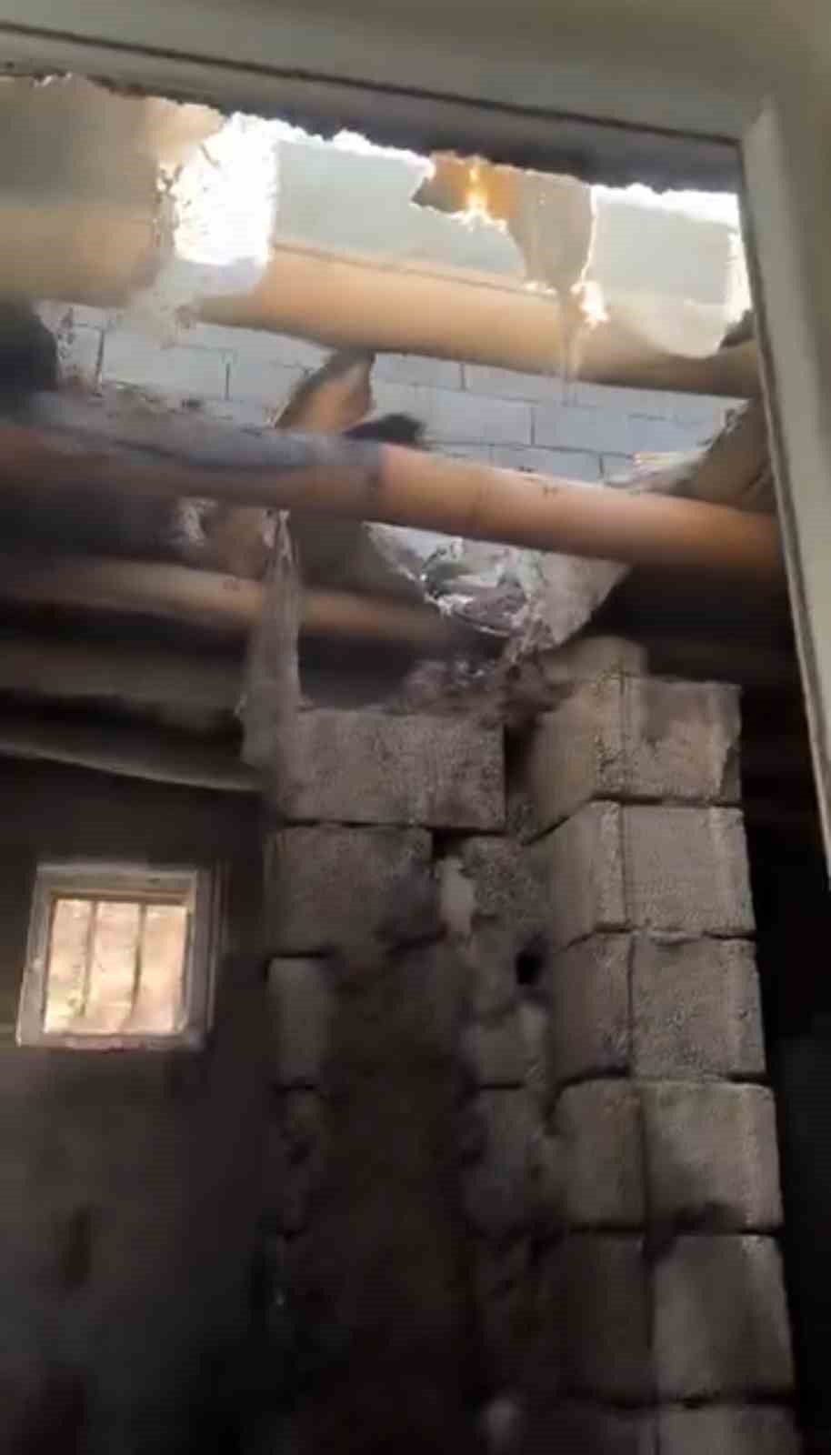 Hakkari&rsquo;de &ccedil;ıkan yangında bir ev kullanılamaz hale geldi