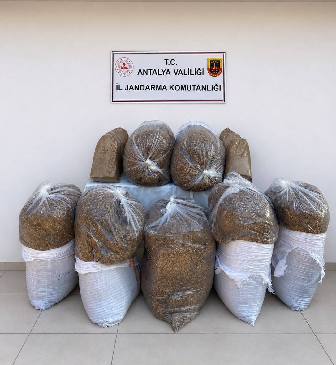 Antalya&rsquo;da &uuml;&ccedil; il&ccedil;ede ka&ccedil;ak t&uuml;t&uuml;n operasyonu: 785 kilogram t&uuml;t&uuml;n ele ge&ccedil;irildi