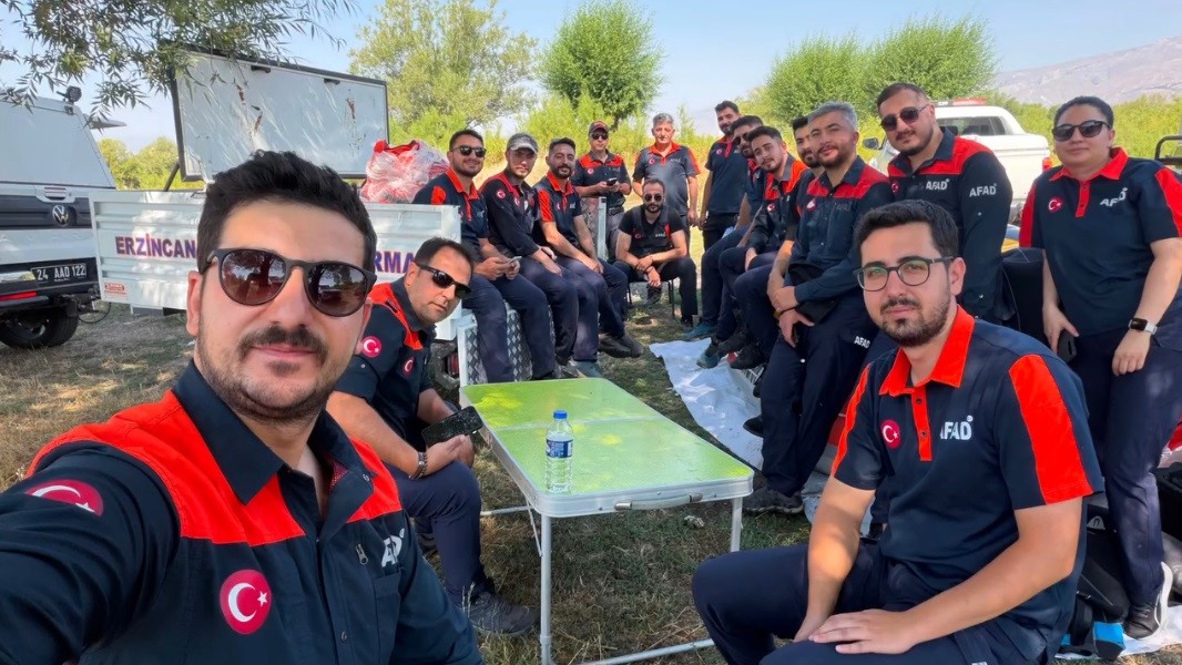 Erzincan AFAD ve JAK ekiplerinden su &uuml;st&uuml; arama kurtarma tatbikatı