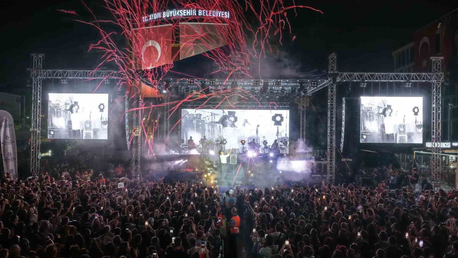 Aydın&rsquo;da Zafer Bayramı coşkusu Mert Demir konseriyle doruğa &ccedil;ıktı