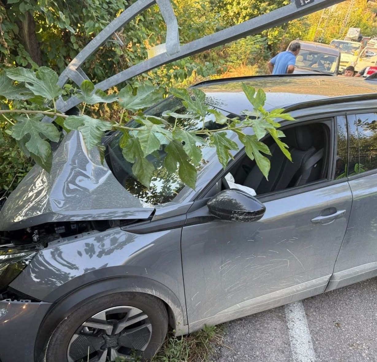 İskenderun&rsquo;da elektrik direğine &ccedil;arpan otomobilin s&uuml;r&uuml;c&uuml;s&uuml; yaralandı