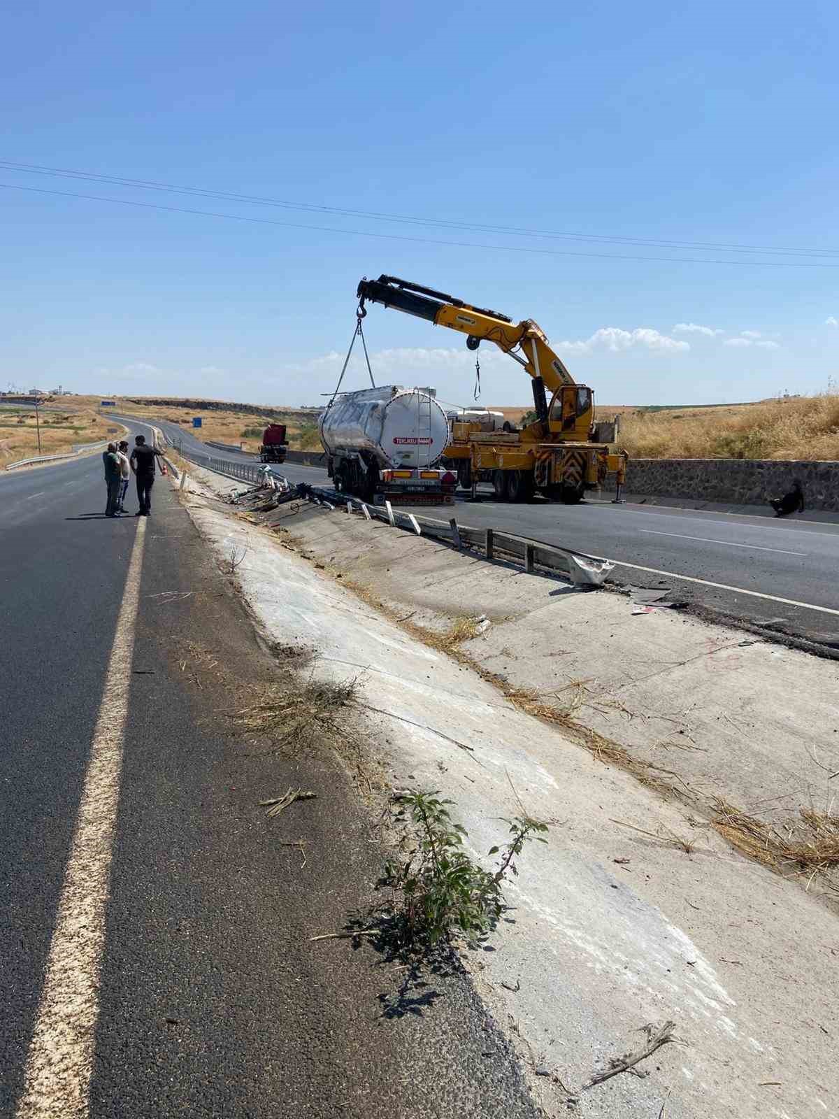 Akaryakıt tankerinde sıkışan iki kişinin kurtarılma anları kamerada