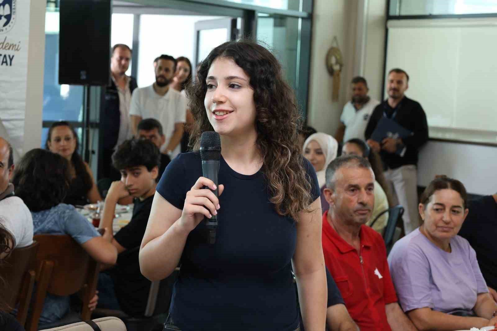 Hatay&rsquo;ın başarılı gen&ccedil;leri &ouml;d&uuml;llerini Başkan &Ouml;nt&uuml;rk&rsquo;ten aldı