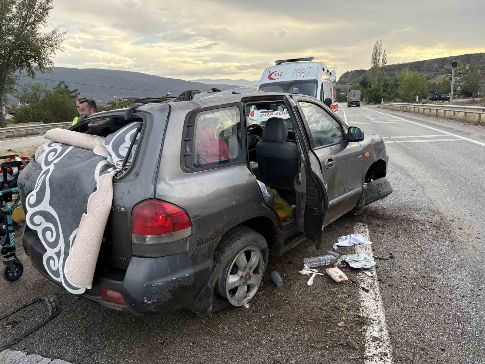 D100&rsquo;de otomobil ref&uuml;je &ccedil;arptı: 3 yaralı