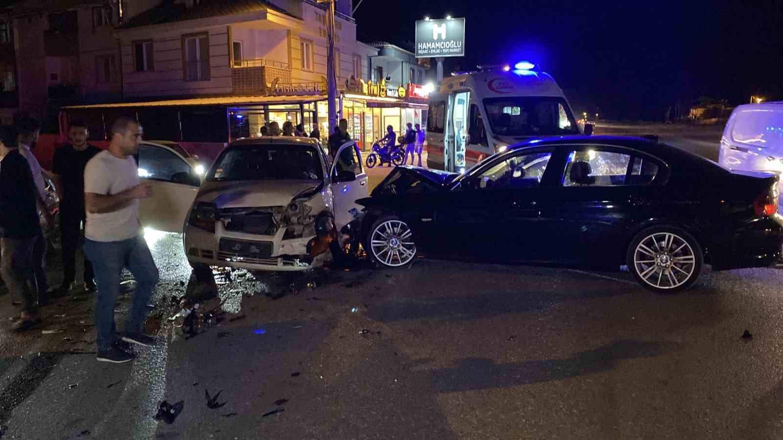 Otomobiller kafa kafaya &ccedil;arpıştı: 2 yaralı