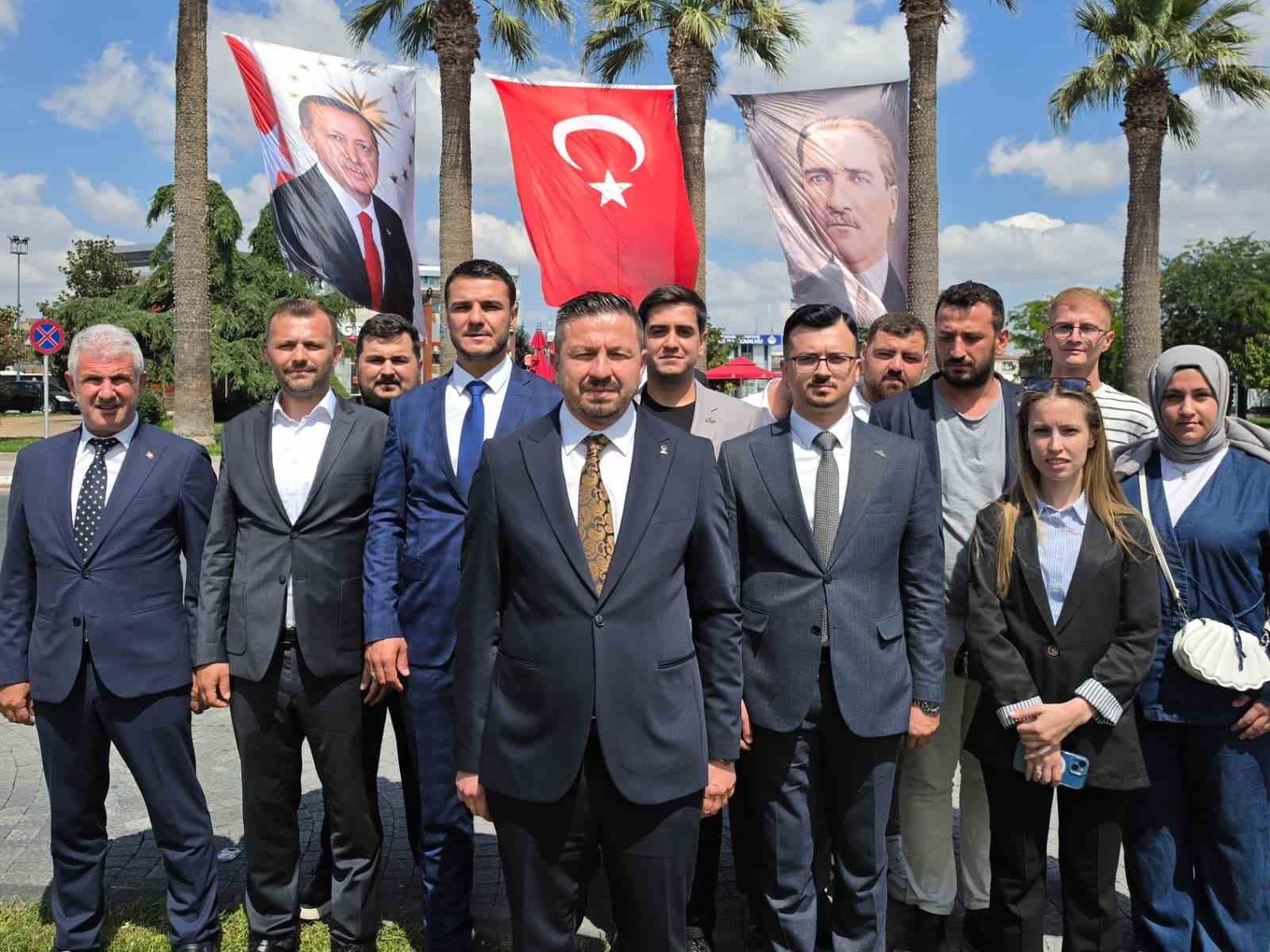 Balıkesir&rsquo;de T&uuml;rk bayrağının yanına Cumhurbaşkanı Erdoğan&rsquo;ın fotoğrafının asılmamasına tepki
