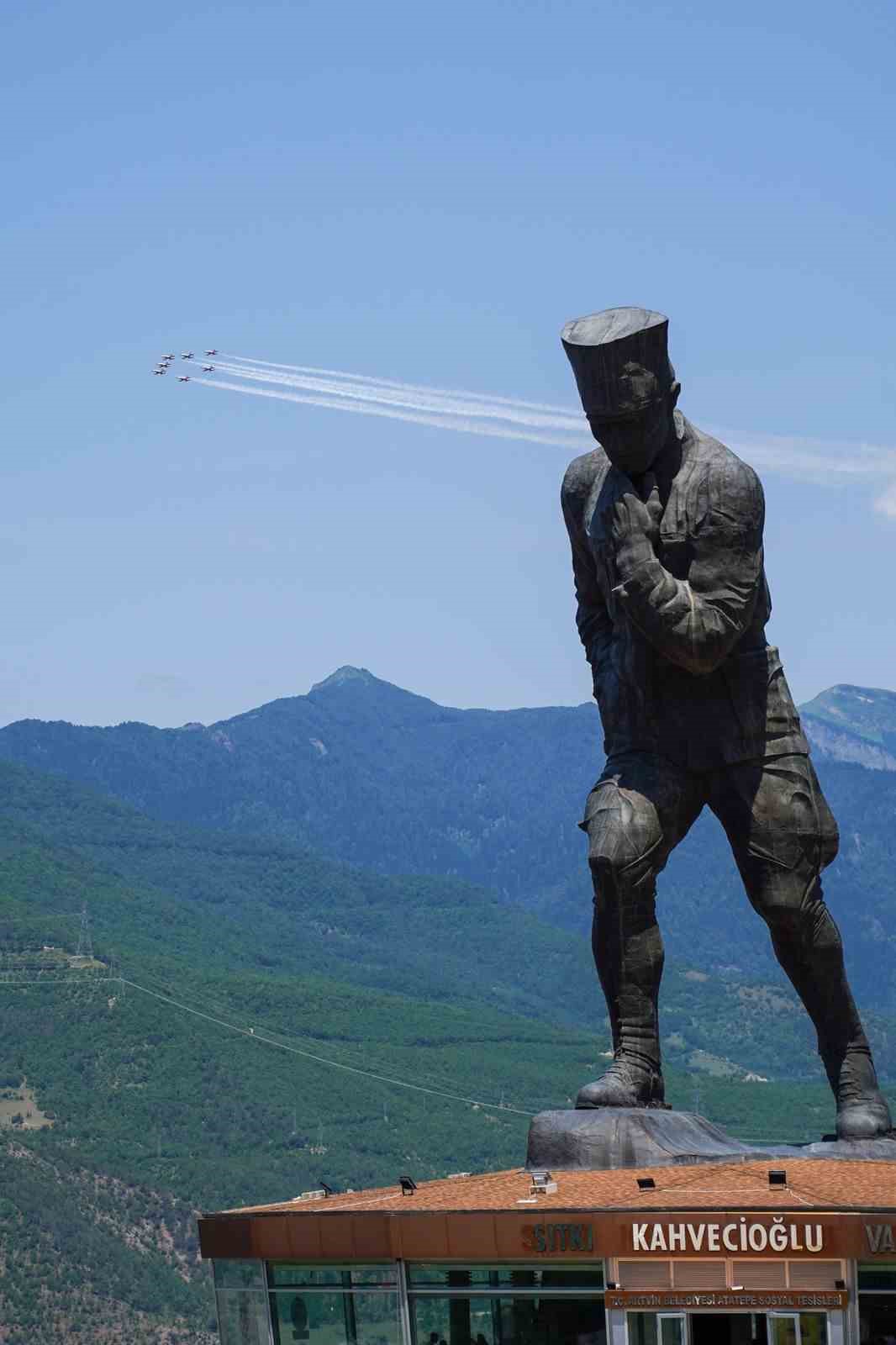 T&uuml;rk Yıldızları Artvin semalarında prova u&ccedil;uşuyla nefes kesti