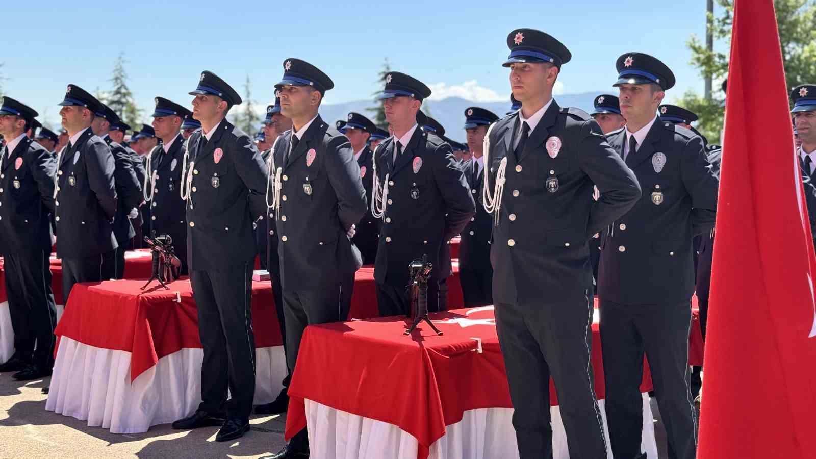 POMEM&rsquo;de mezuniyet coşkusu: 408 &ouml;ğrenci polisliğe ilk adımını attı