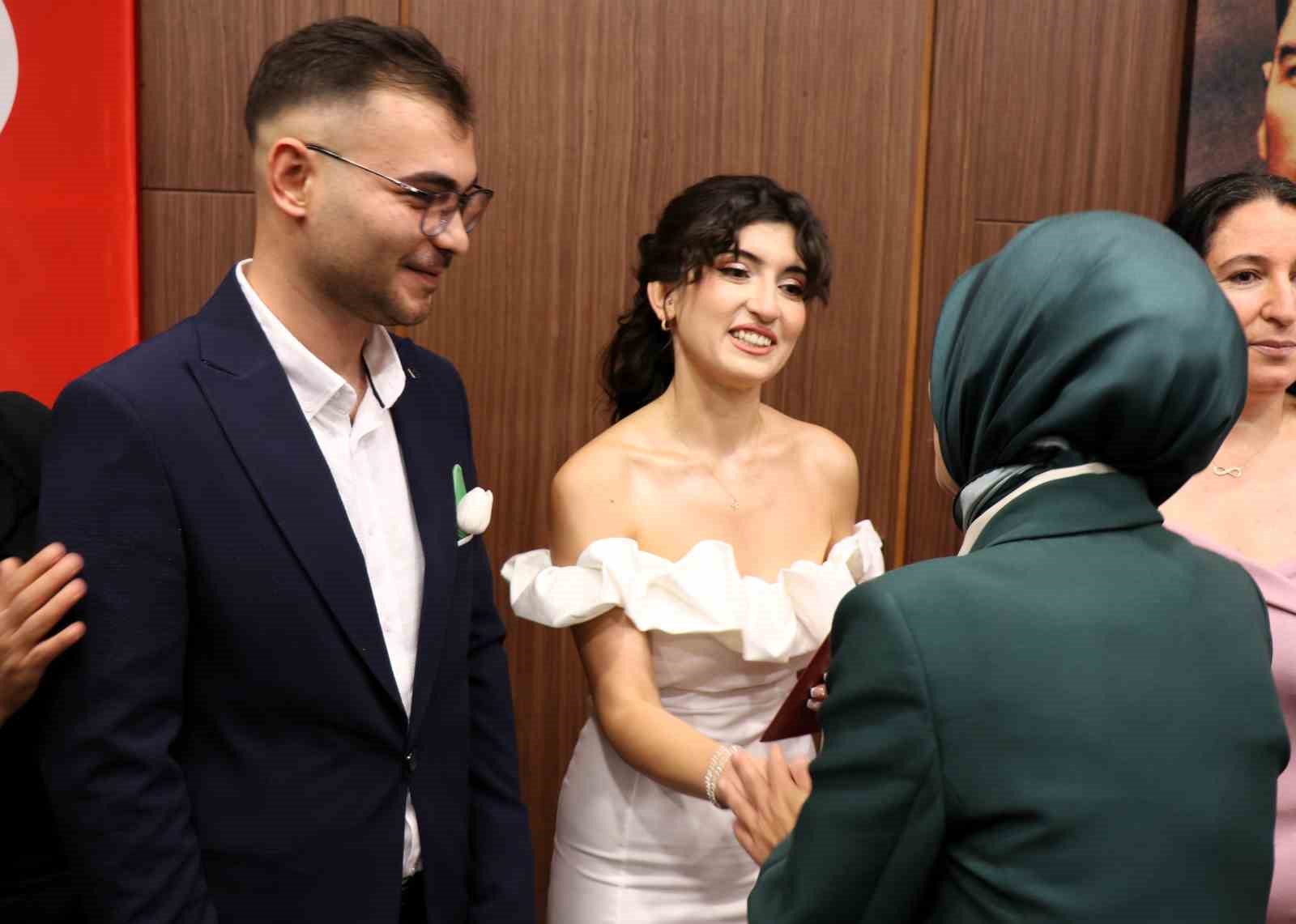 Bakan G&ouml;ktaş, evlilik desteğinden yararlanan &ccedil;iftin nikah şahidi oldu