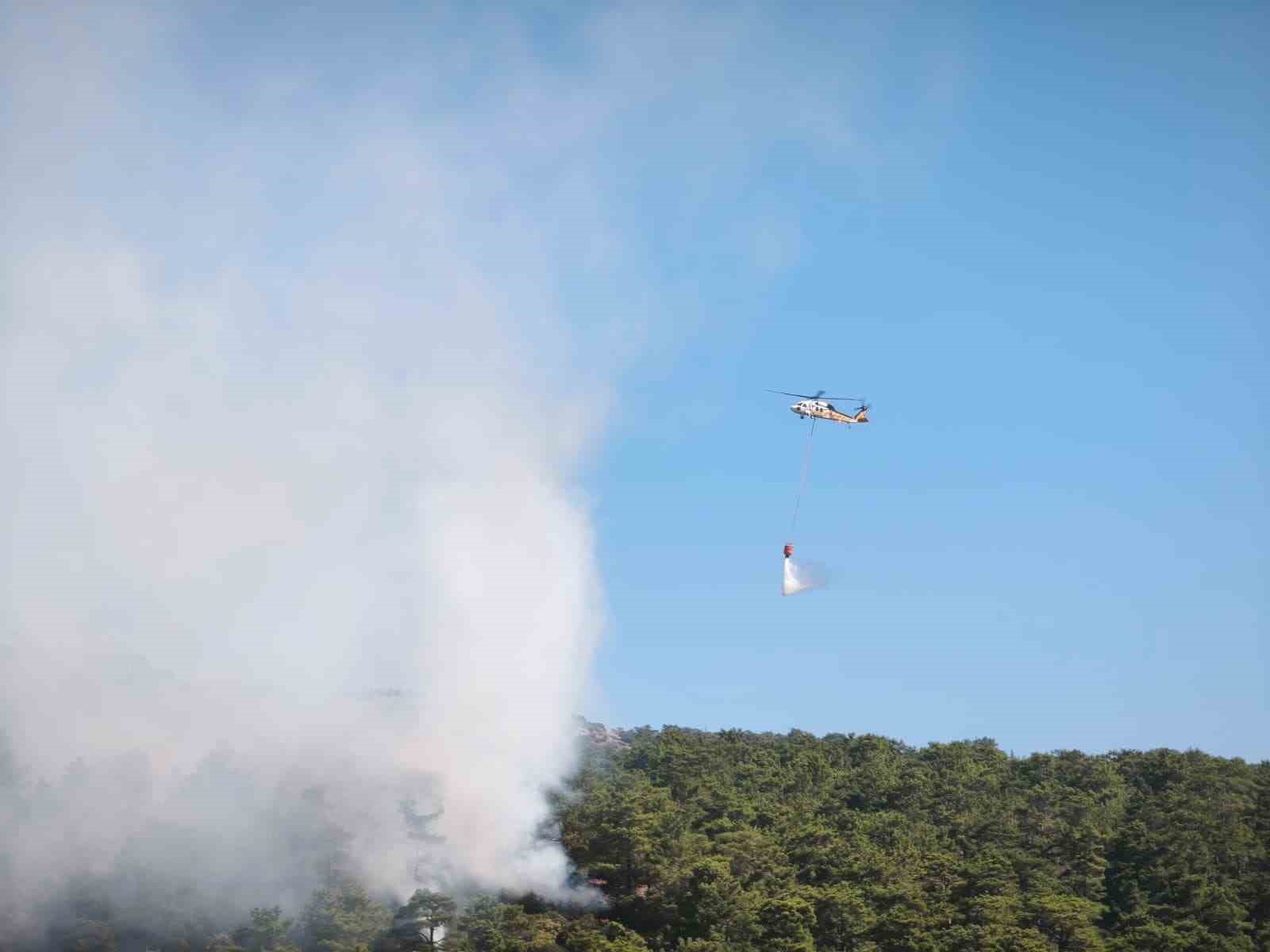 Muğla&rsquo;daki yangına 7 u&ccedil;ak, 15 helikopterle m&uuml;dahale s&uuml;r&uuml;yor