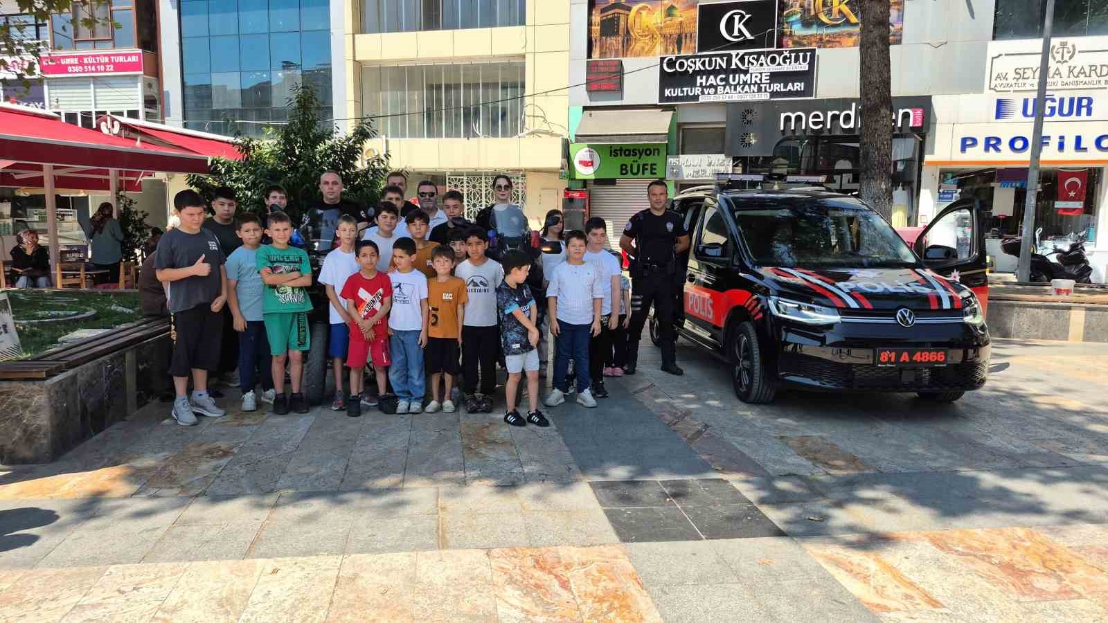Yunus polisleri Kur&rsquo;an kursu &ouml;ğrencilerini sevindirdi