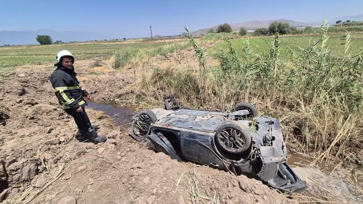 Takla atarak hurdaya d&ouml;nen otomobilin s&uuml;r&uuml;c&uuml;s&uuml; yaralandı