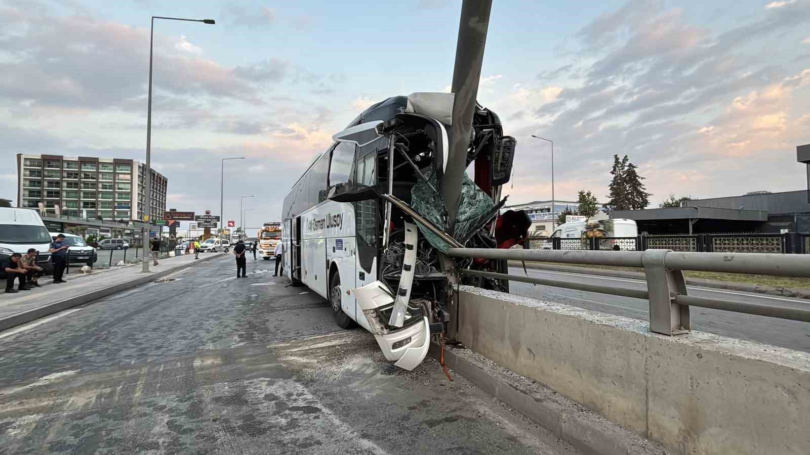 Adana&rsquo;da yolcu otob&uuml;s&uuml; alt ge&ccedil;it duvarına &ccedil;arptı: 11 yaralı
