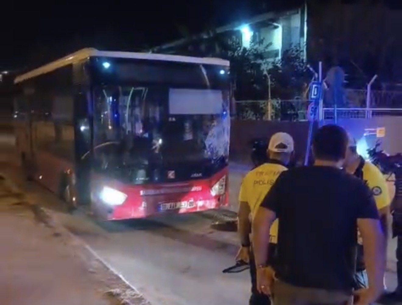 Bandırma’da ters yöndeki otobüs motosikletle çarpıştı: 17 yaşındaki sürücü yaralandı