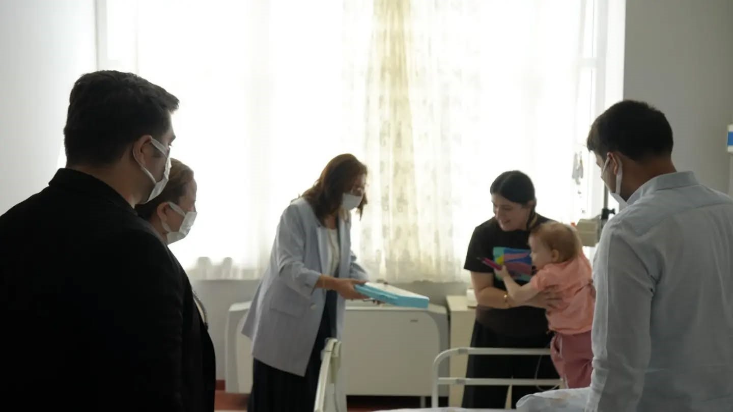 Aydın&rsquo;da tedavi g&ouml;ren minik hastalara moral oldular