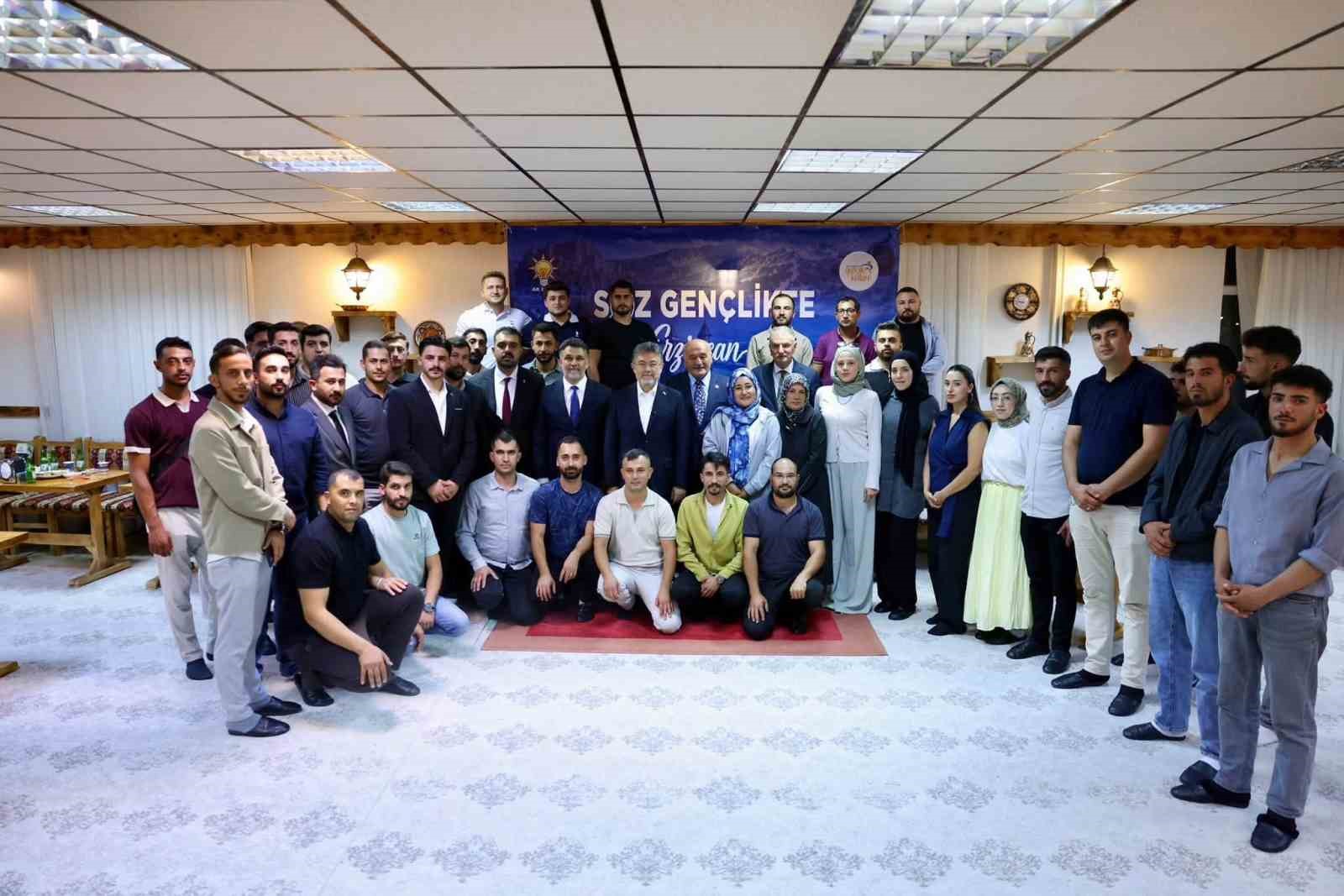Bakan Yumaklı, Erzincan&rsquo;da gen&ccedil;lerle buluştu