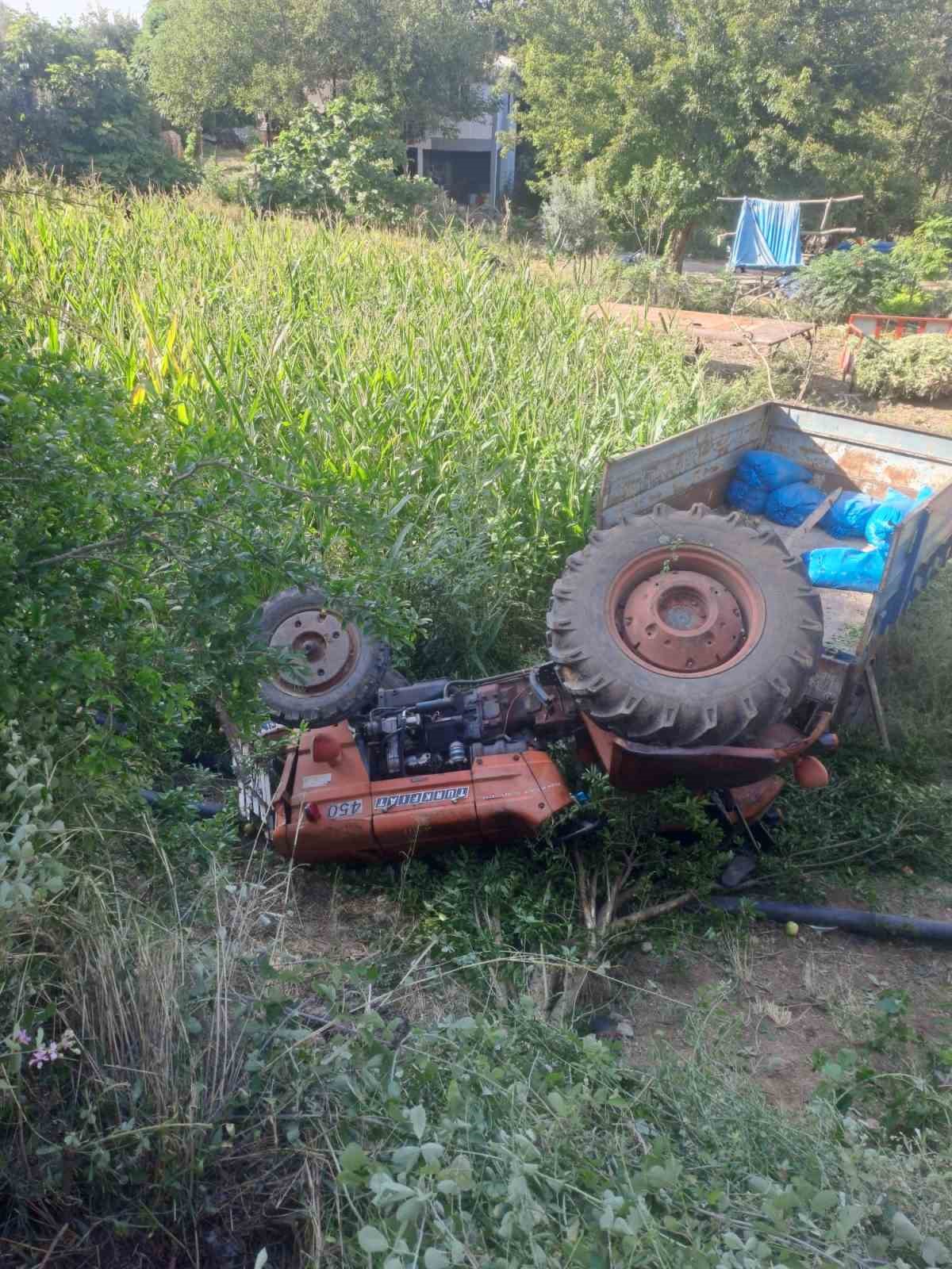 Osmaniye&rsquo;de trakt&ouml;r devrildi, 2 kişi yaralandı