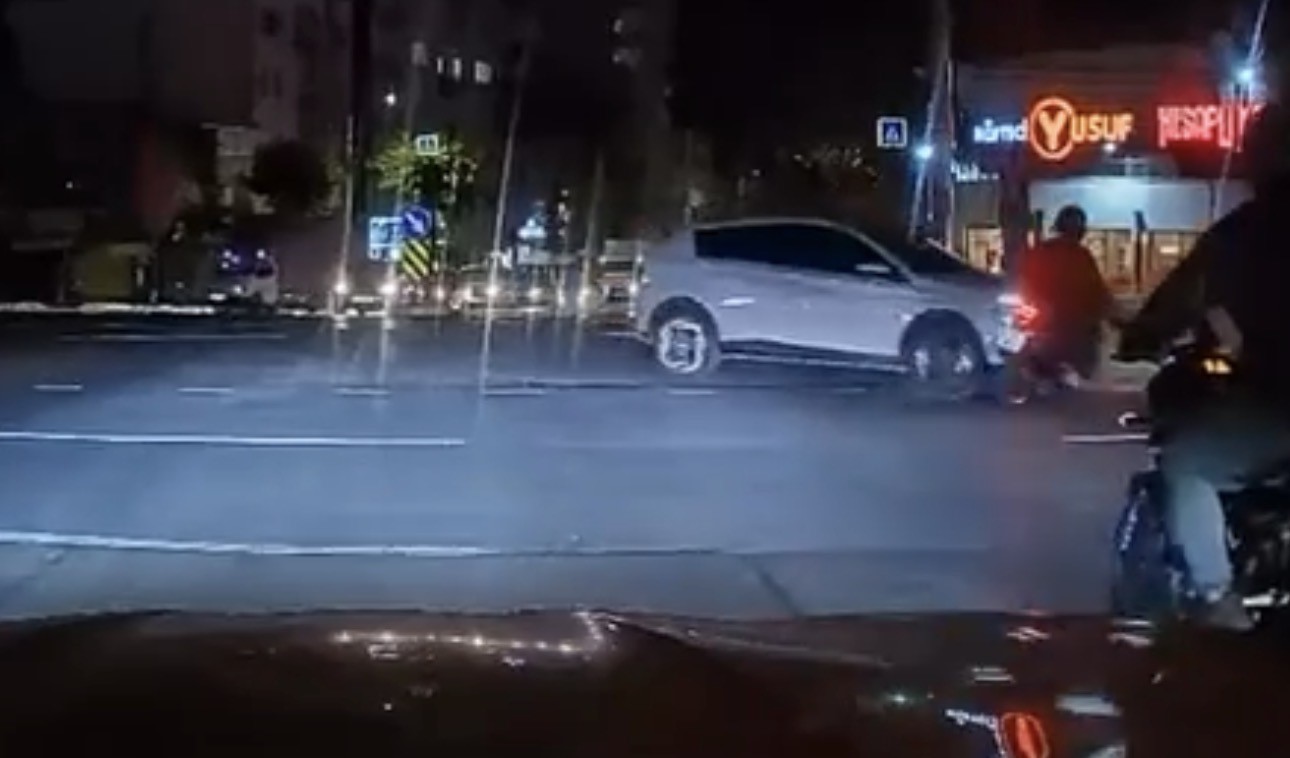 Kırmızı ışıkta ge&ccedil;en otomobil motosiklete &ccedil;arptı