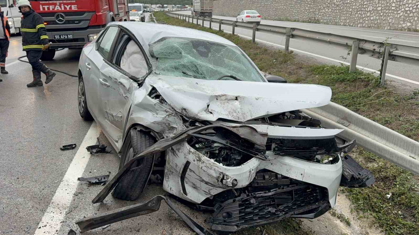 Samsun&rsquo;da otomobil tırla &ccedil;arpıştı: 2 yaralı