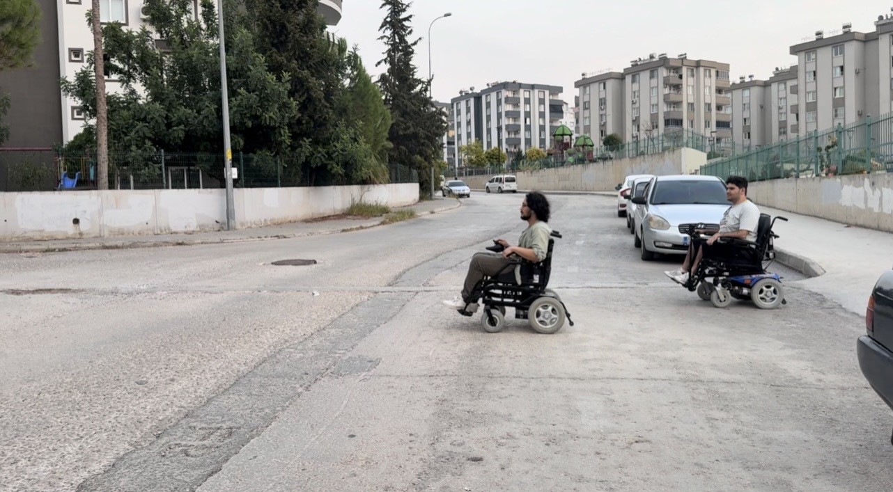 Bir g&uuml;nl&uuml;ğ&uuml;ne ak&uuml;l&uuml; sandalyeye bindi, engelleri yaşayarak g&ouml;rd&uuml;