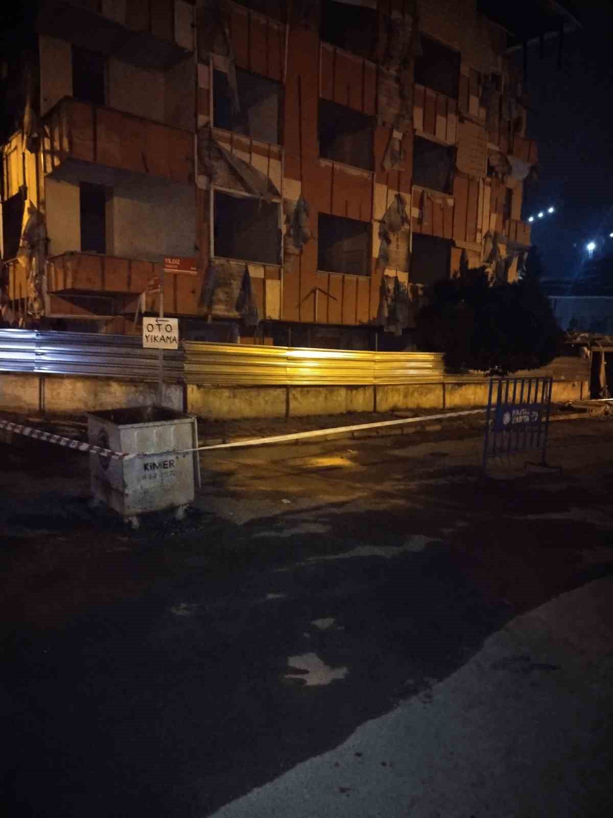Kartal&rsquo;da metruk binanın balkonu &ccedil;&ouml;kt&uuml;