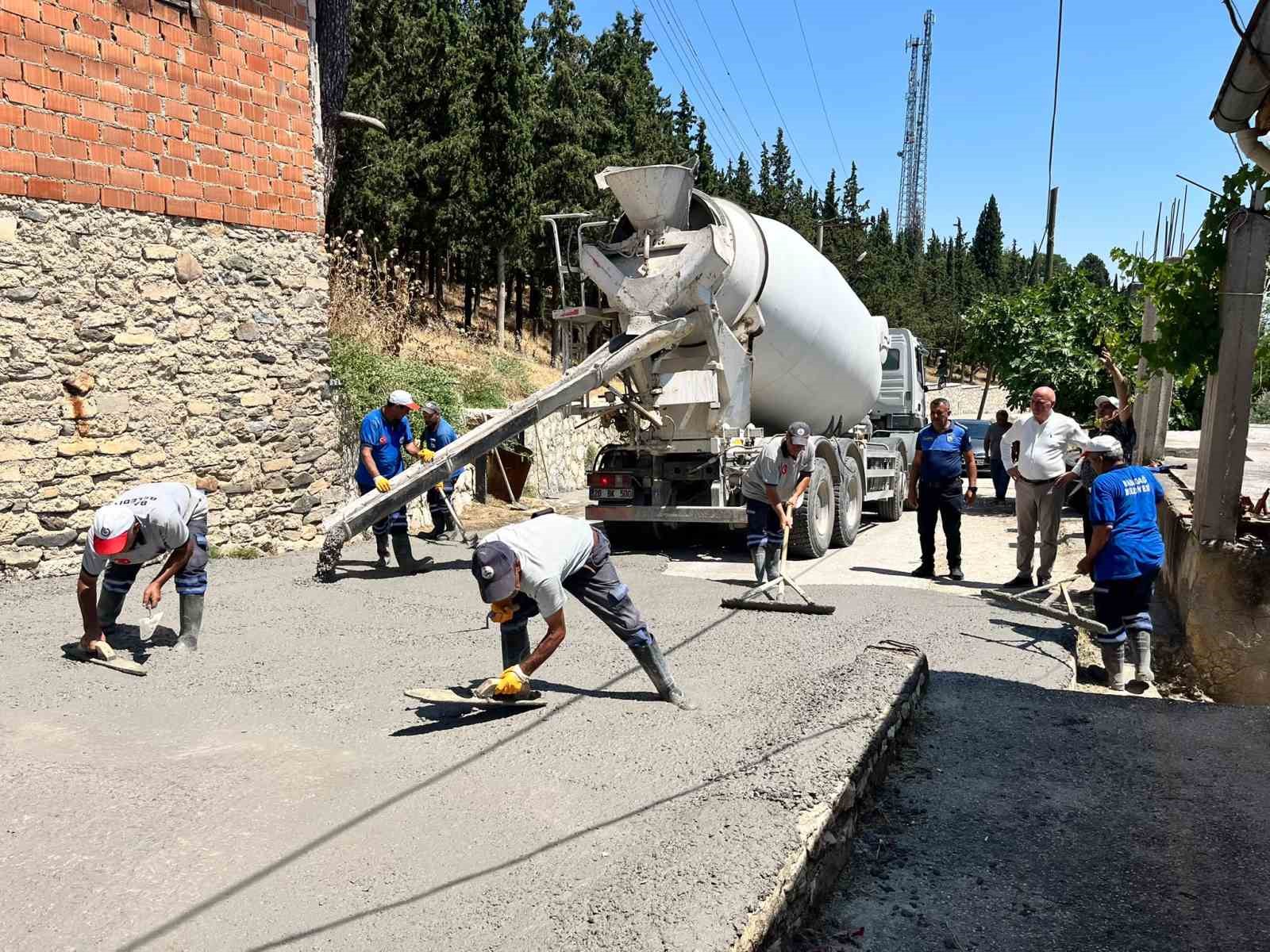 Başkan Kumral mahallerde y&uuml;r&uuml;t&uuml;len &ccedil;alışmaları yerinde inceledi