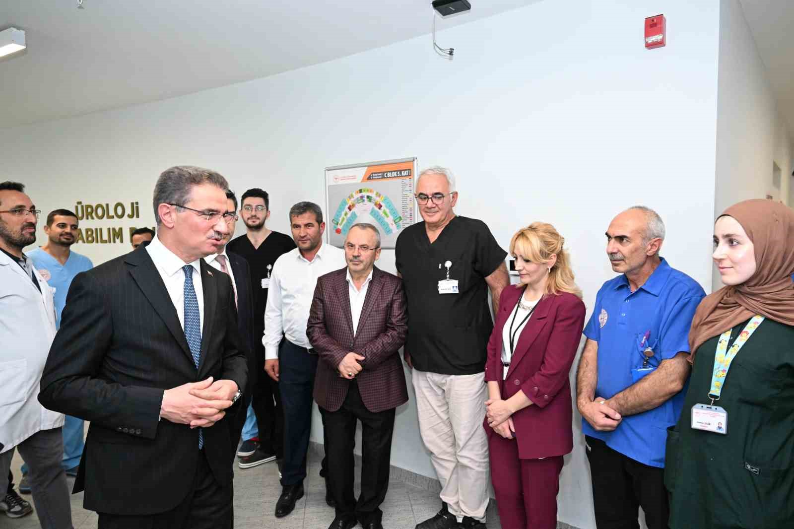 Erzurum Valisi Baruş, Şehir Hastanesi&rsquo;nde s&uuml;nnet olan &ccedil;ocukları ziyaret etti