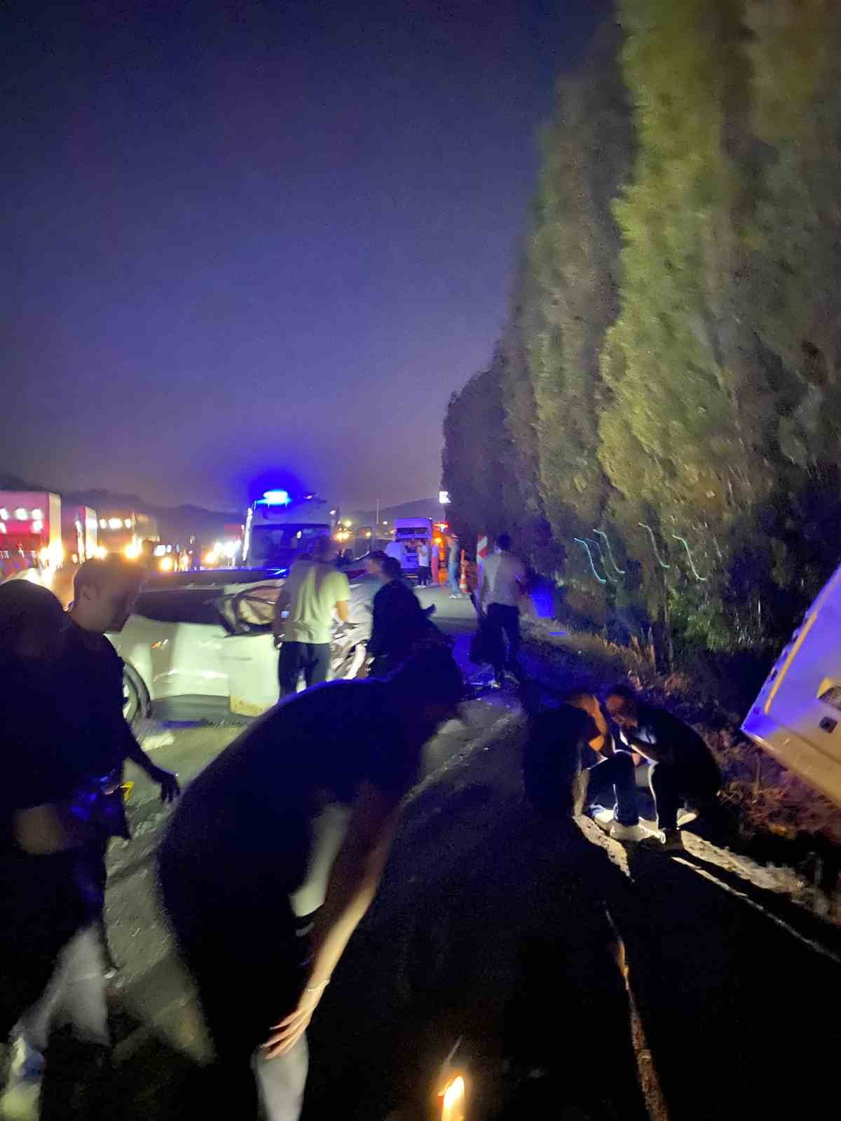 Ankara&rsquo;da servis aracı yol kenarına devrildi: 8 yaralı