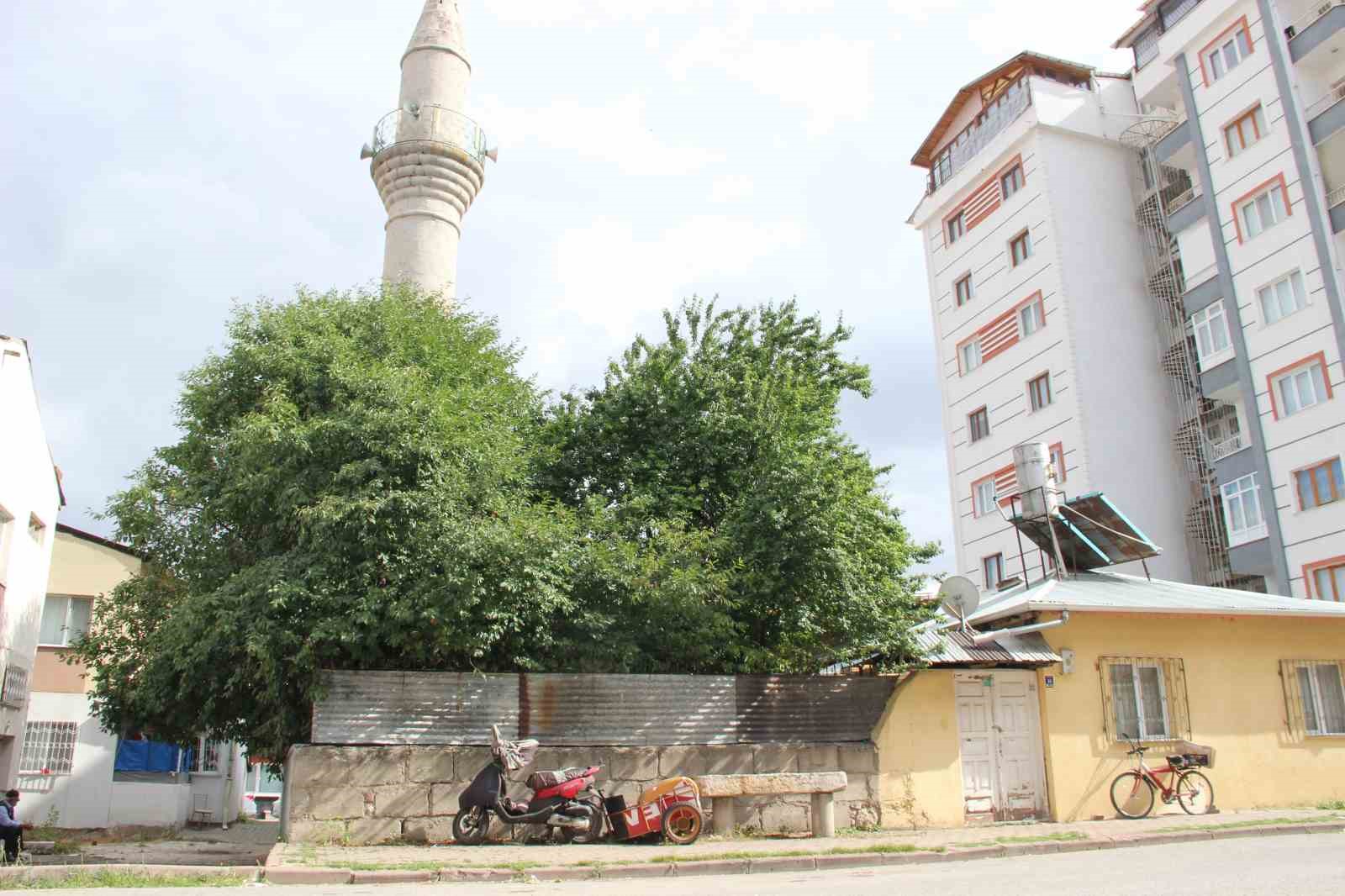 Cami bah&ccedil;esinde yer olmayınca kaldırıma konuldu, kaldırımda ki musalla taşı dikkat &ccedil;ekiyor